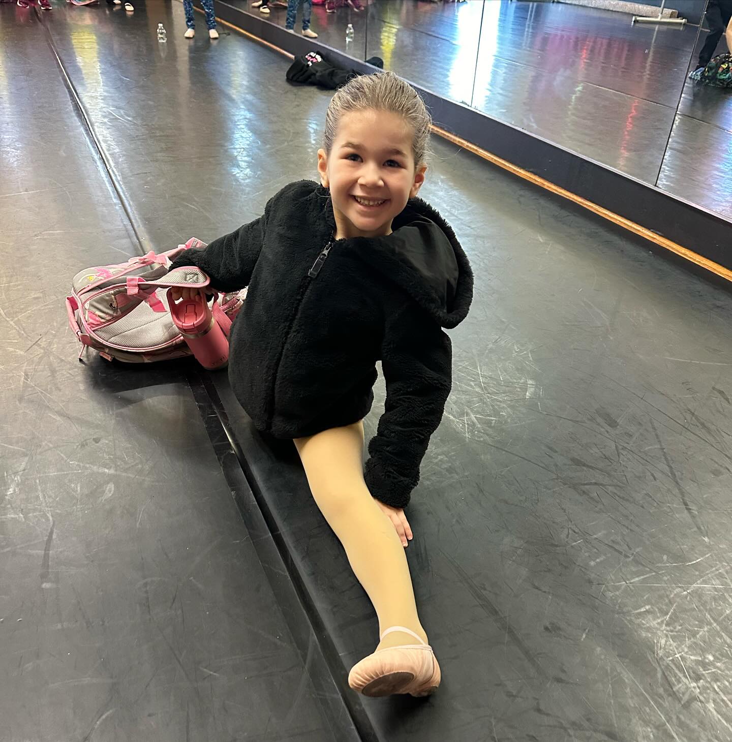 girl in splits with dance bag